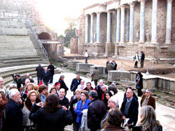 Los asistentes al congreso, en una visita a las ruinas romanas de Mérida

